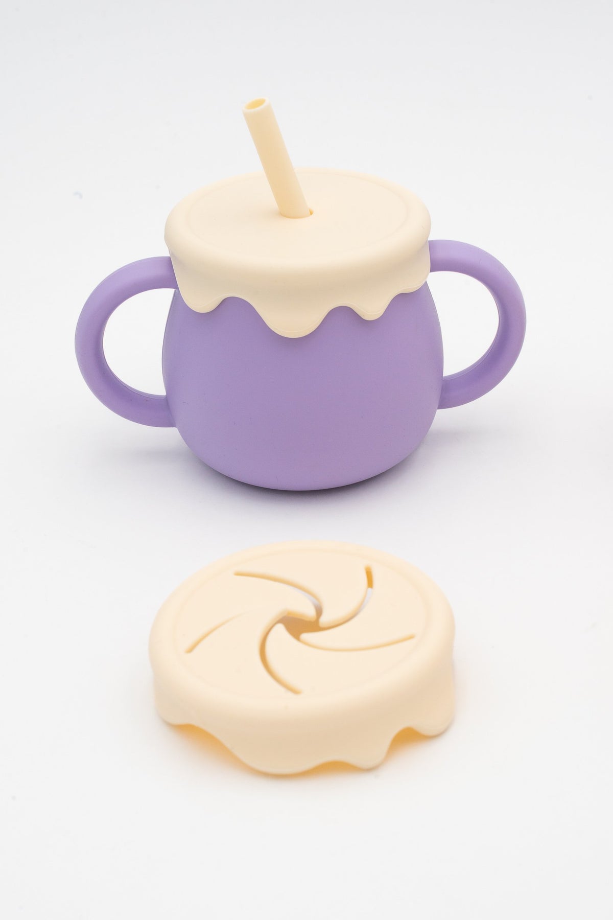 Lilac children's cup with a straw lid and cream radial lid